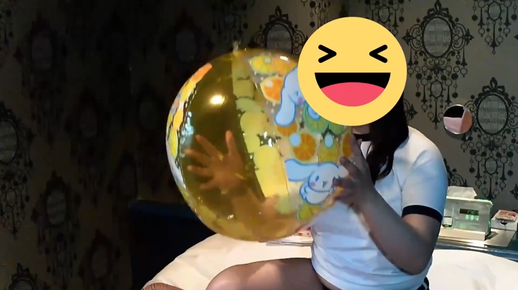 みみちゃんがビーチボールで遊ぶ3