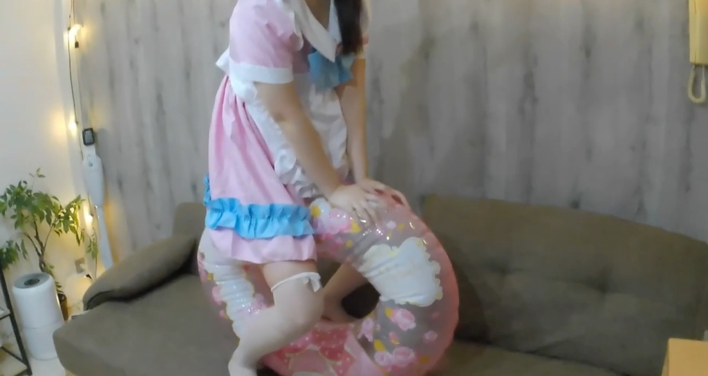 まりなちゃんが口やポンプで浮き輪を膨らまして、その後に空気抜き