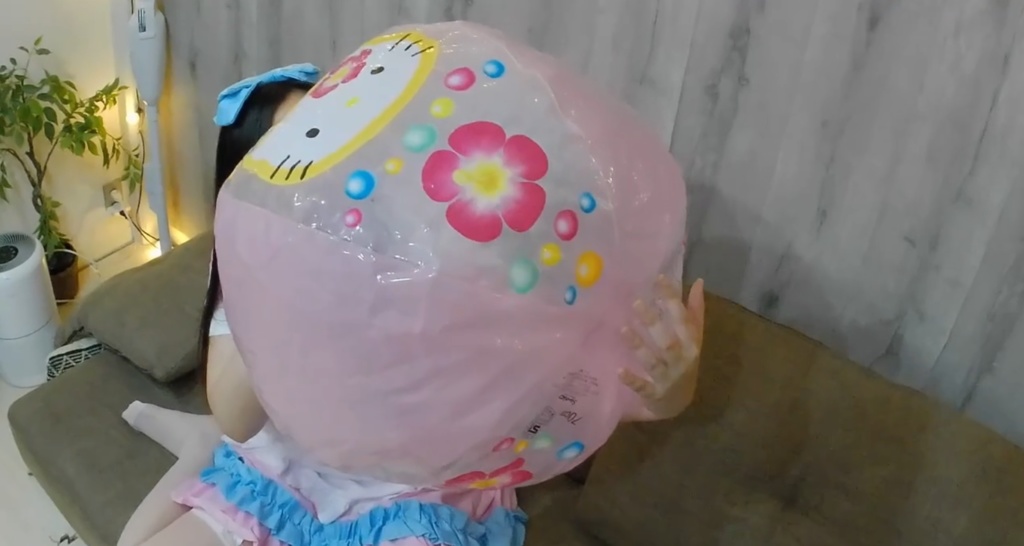まりなちゃんのビーチボール遊び　膨らまし＆空気抜き2