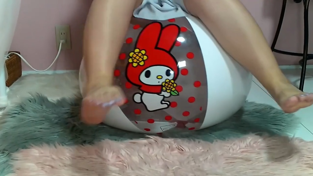 みみちゃんがビーチボールで遊ぶ4(6個のビーチボール使用)