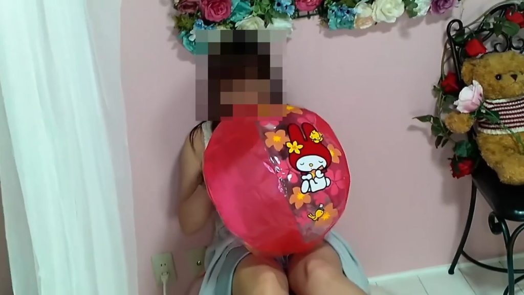 みみちゃんがビーチボールで遊ぶ4(6個のビーチボール使用)