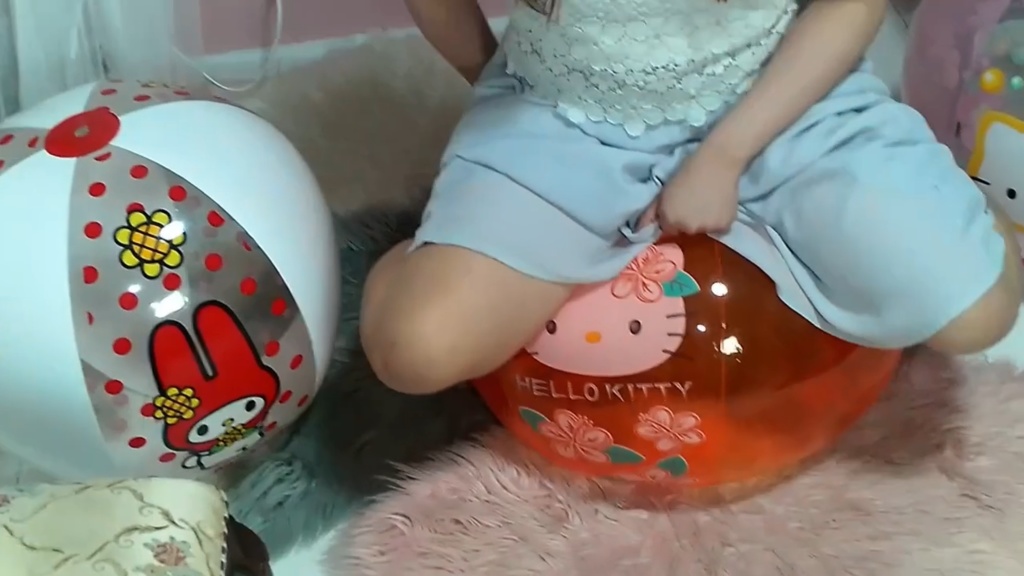 みみちゃんがビーチボールで遊ぶ4(6個のビーチボール使用)