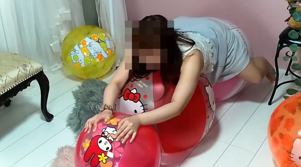 みみちゃんが大きなビーチボール二つで遊ぶ5