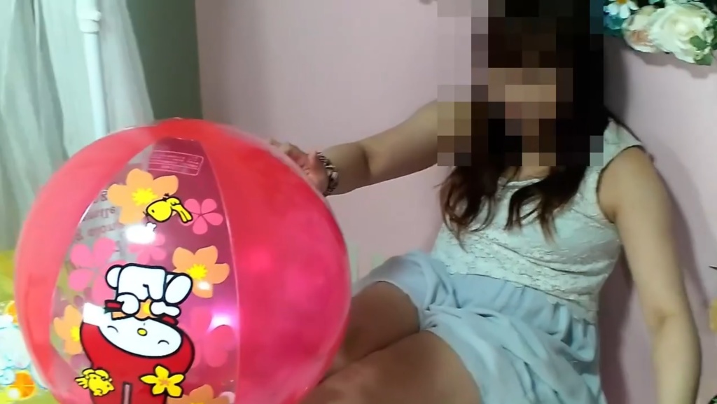 みみちゃんが大きなビーチボール二つで遊ぶ5