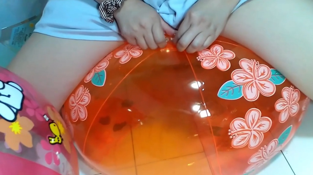 みみちゃんが撮影で使ったビーチボールを空気抜き5