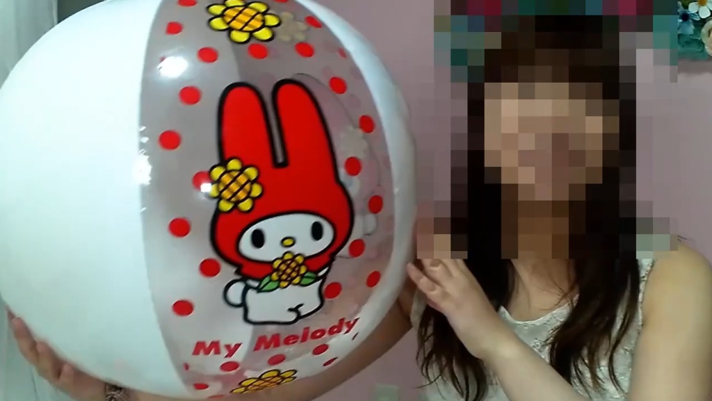 みみちゃんが撮影で使ったビーチボールを空気抜き5