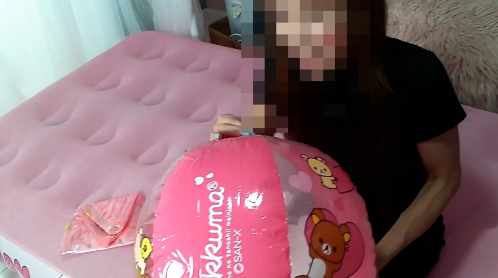 さくらちゃんがビーチボールを膨らまして遊ぶ