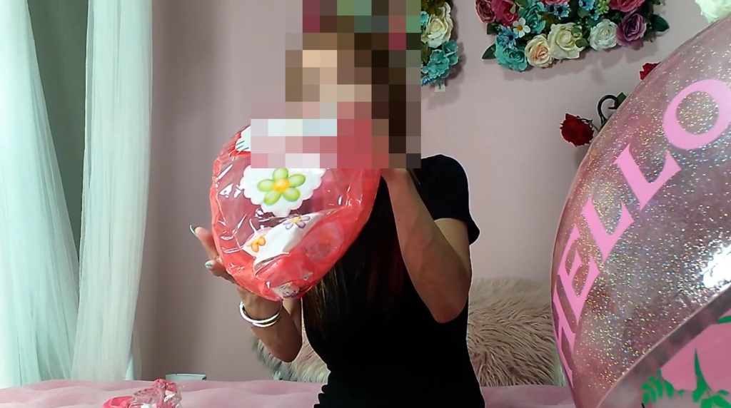 さくらちゃんがビーチボールを膨らまして遊ぶ