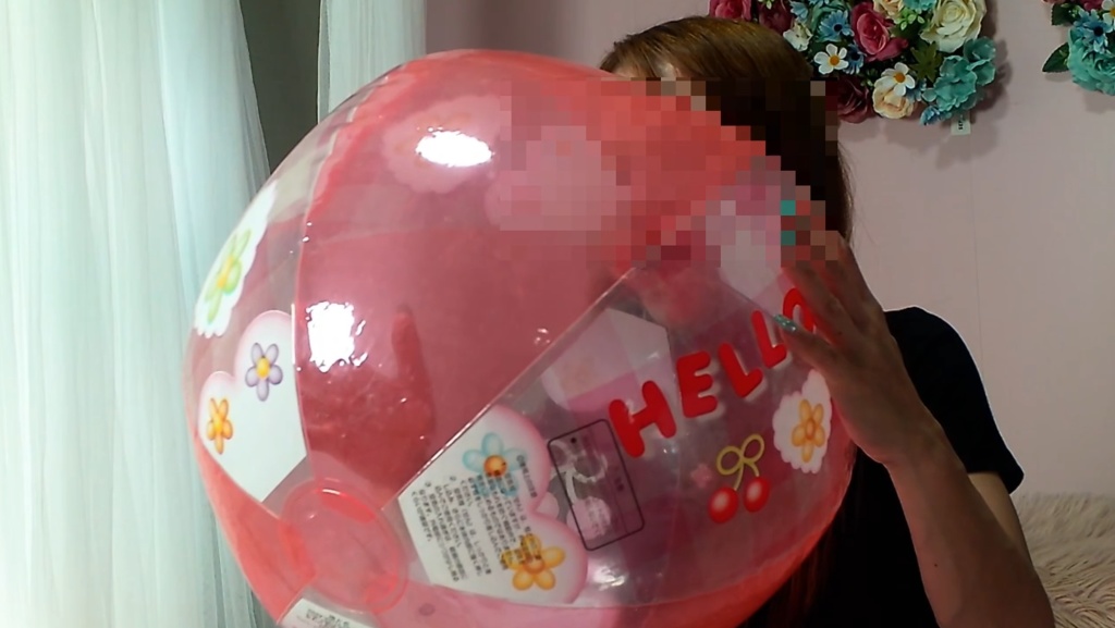 さくらちゃんがビーチボールを膨らまして遊ぶ