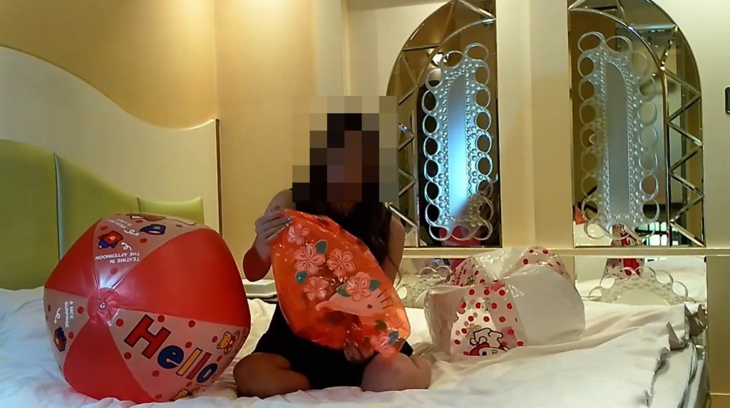 るあちゃんがビーチボールを膨らまして遊ぶ