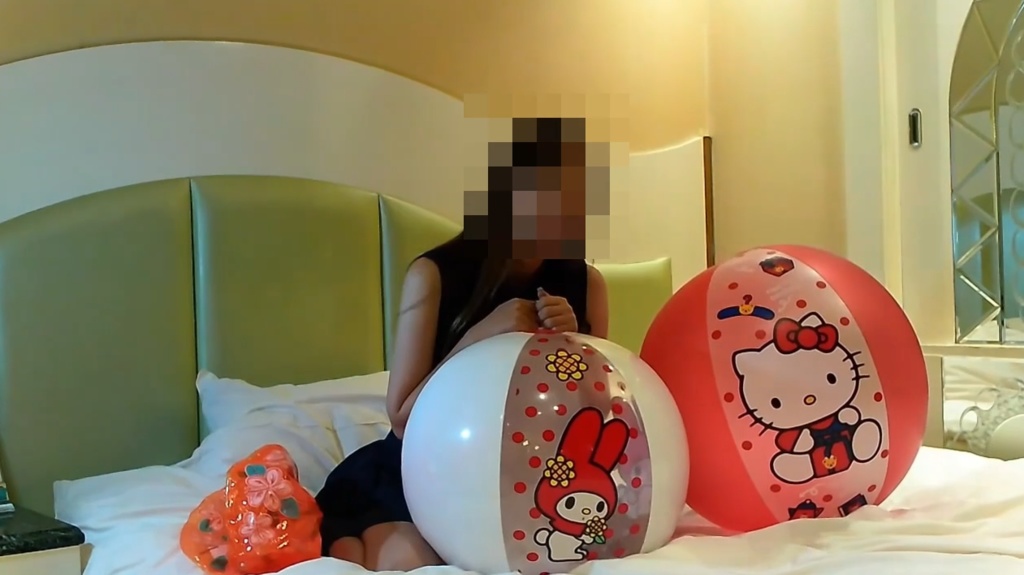 るあちゃんがビーチボールを膨らまして遊ぶ