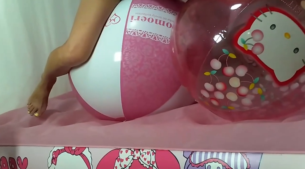さくらちゃんが大きなビーチボールで遊ぶ2