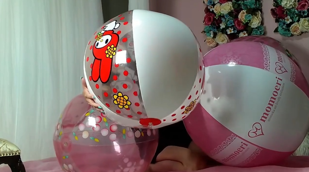 さくらちゃんが大きなビーチボールで遊ぶ2