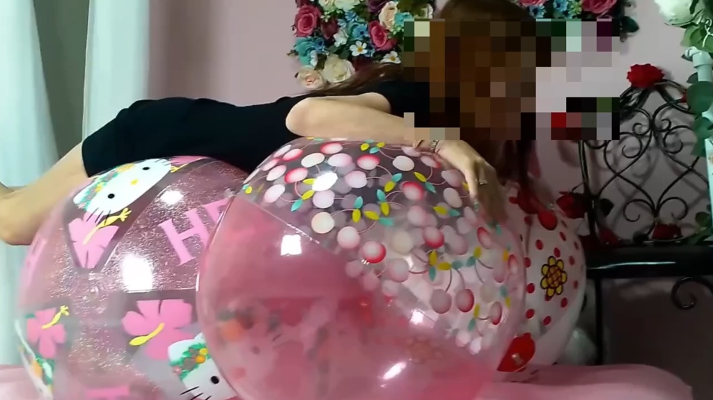 さくらちゃんが大きなビーチボールで遊ぶ2
