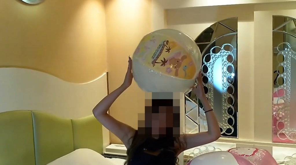 るあちゃんがビーチボールを膨らまして遊ぶ2