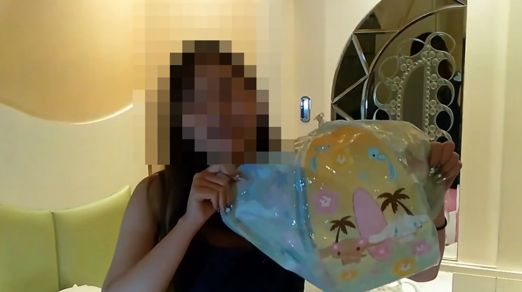 るあちゃんがビーチボールを膨らまして遊ぶ2