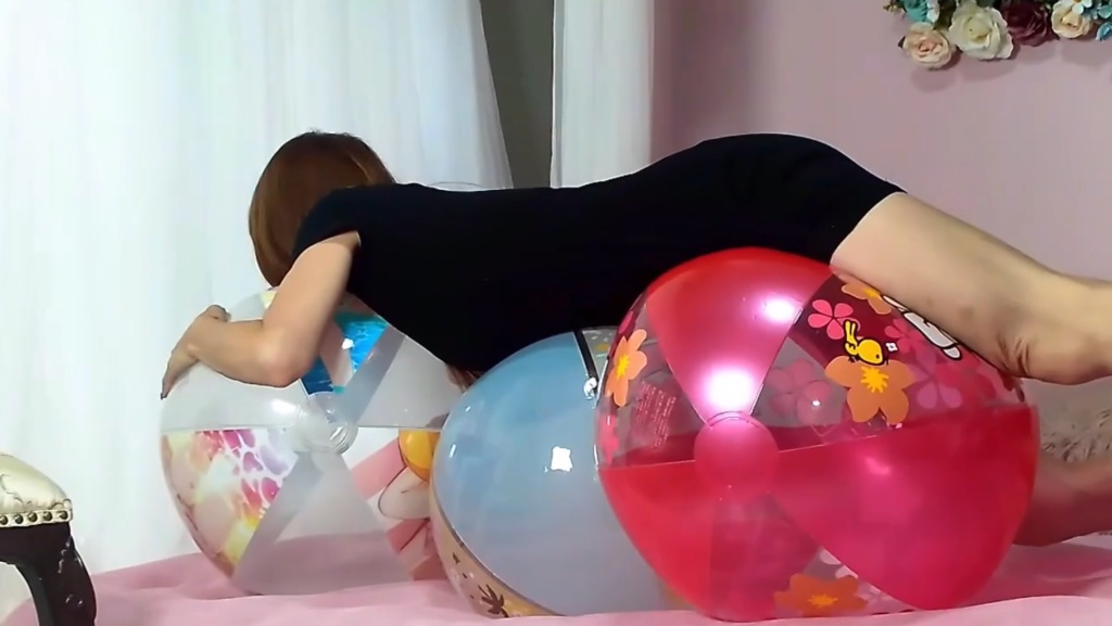 さくらちゃんがビーチボールで遊ぶ3