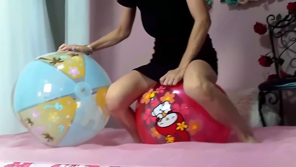 さくらちゃんがビーチボールで遊ぶ3