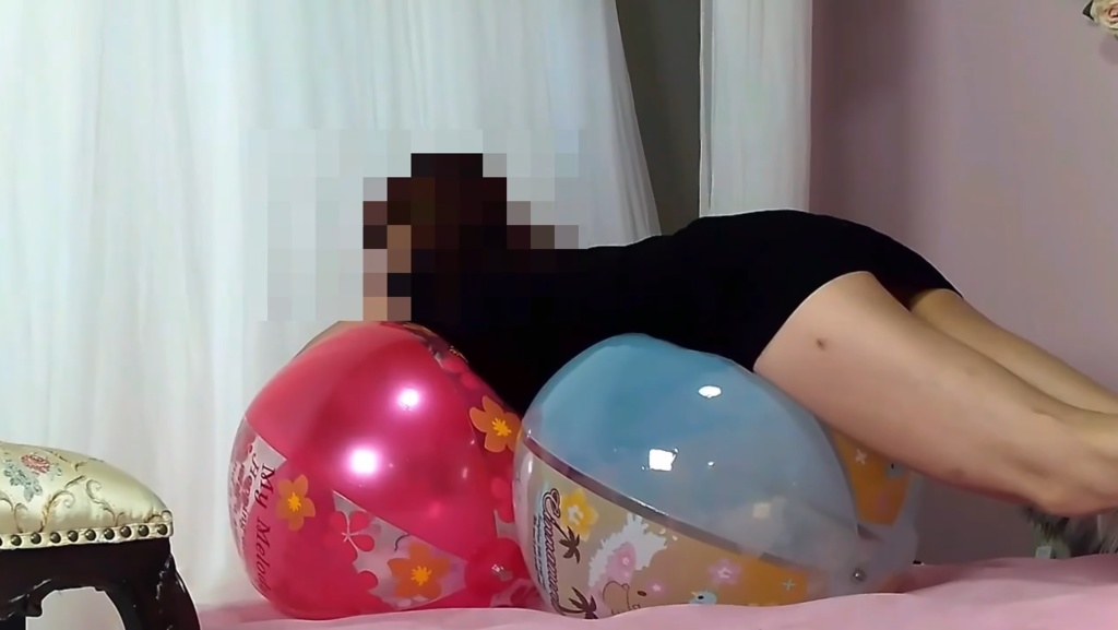 さくらちゃんがビーチボールで遊ぶ3