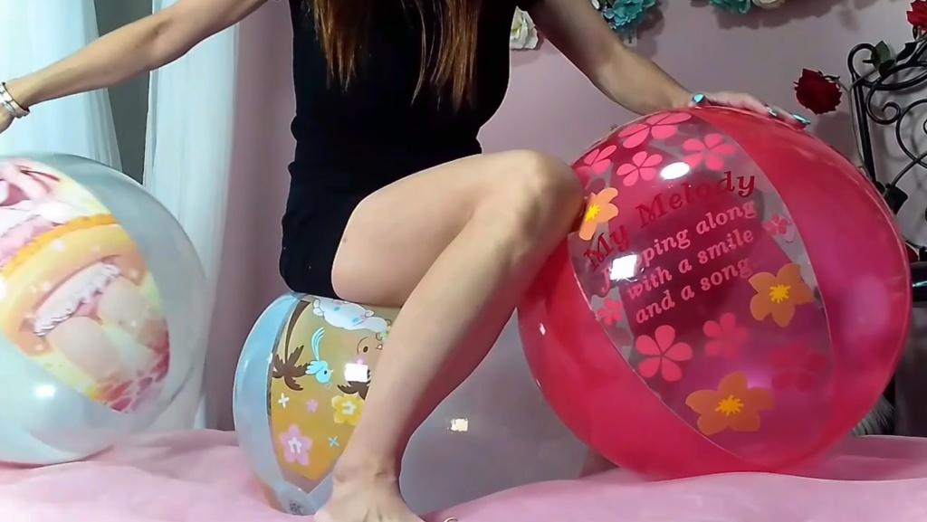 さくらちゃんがビーチボールで遊ぶ3