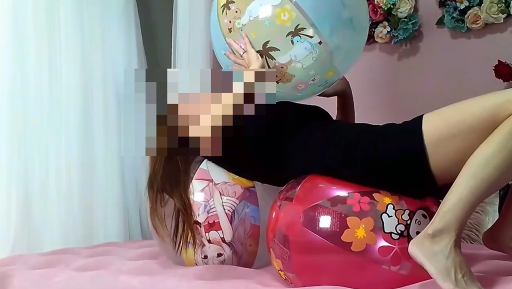 さくらちゃんがビーチボールで遊ぶ3