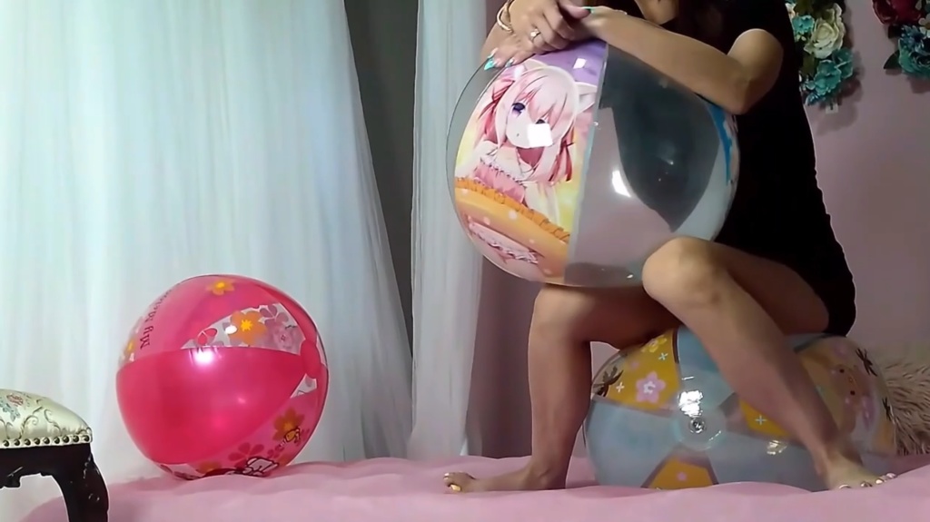 さくらちゃんがビーチボールで遊ぶ3