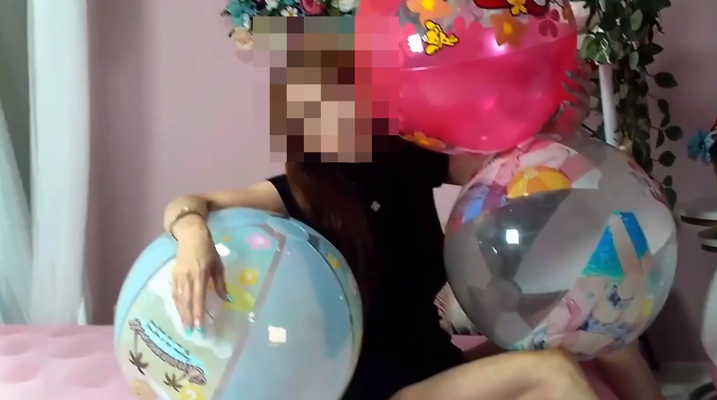 さくらちゃんがビーチボールで遊ぶ3