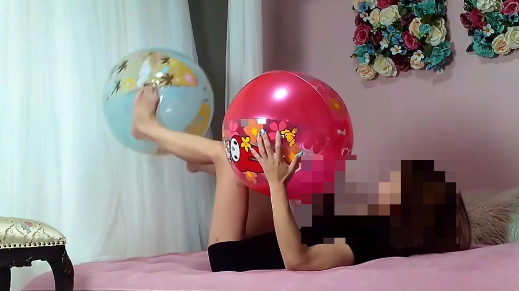 さくらちゃんがビーチボールで遊ぶ3