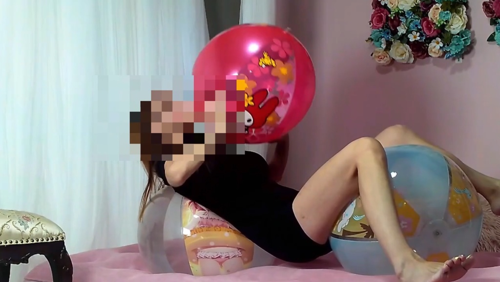 さくらちゃんがビーチボールで遊ぶ3