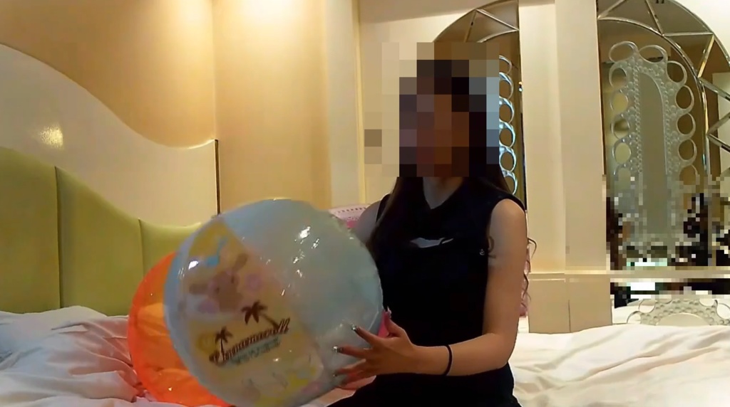 るあちゃんが使ったビーチボールの空気を抜いていく3