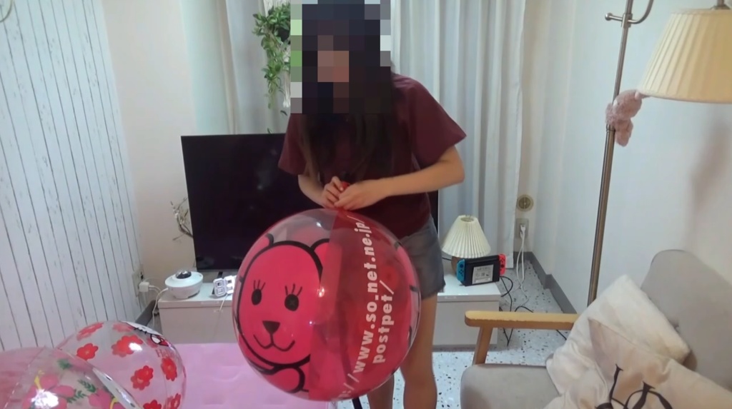 まいちゃんがビーチボールで遊ぶ2