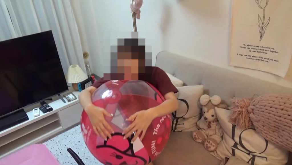 まいちゃんがビーチボールで遊ぶ2