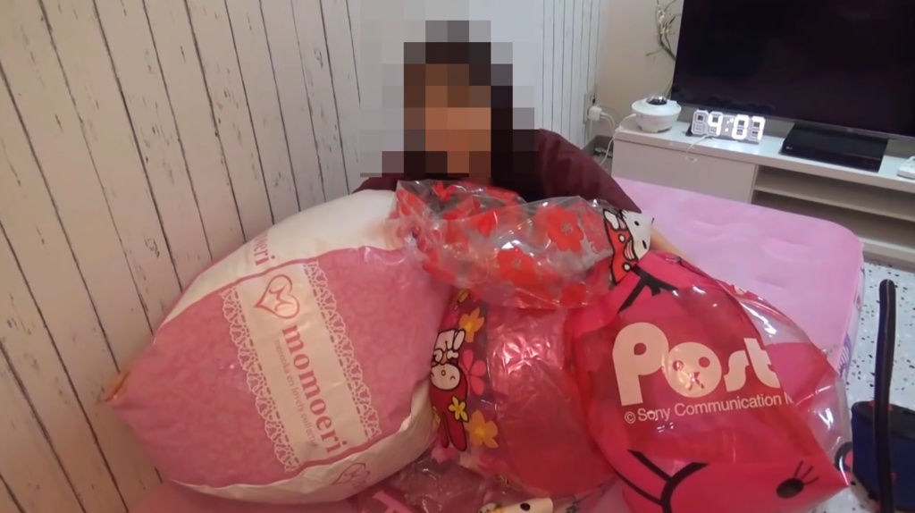 まいちゃんが使ったビーチボールの空気を抜いていく3