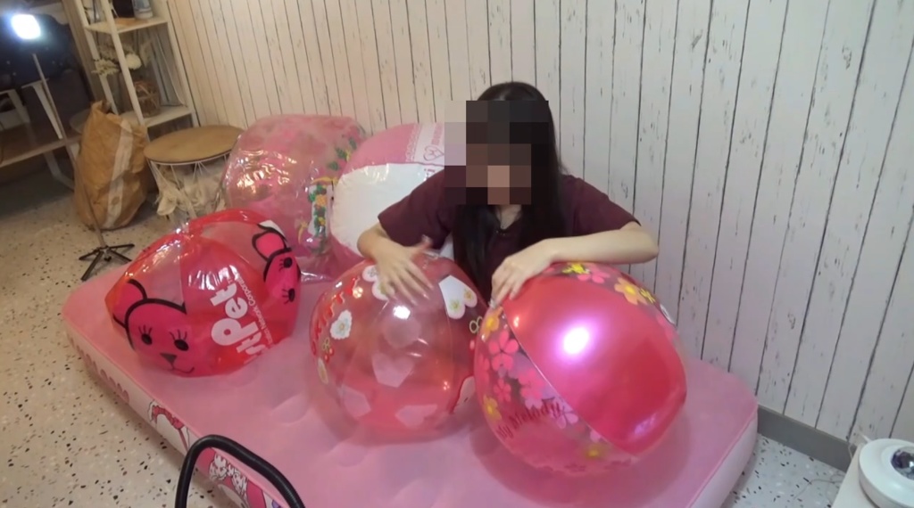 まいちゃんが使ったビーチボールの空気を抜いていく3