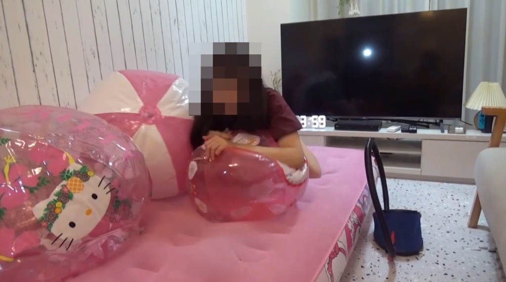 まいちゃんが使ったビーチボールの空気を抜いていく3