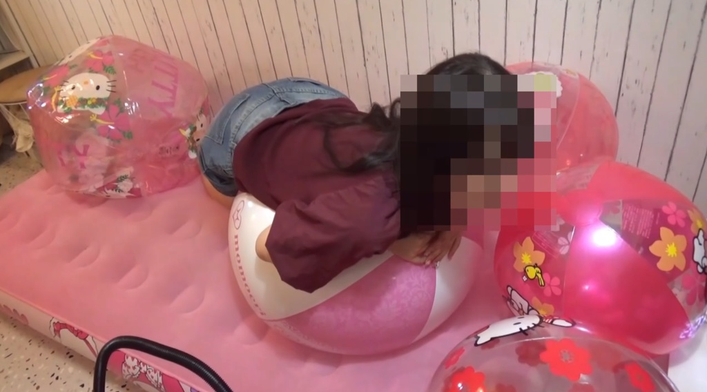 まいちゃんが使ったビーチボールの空気を抜いていく3