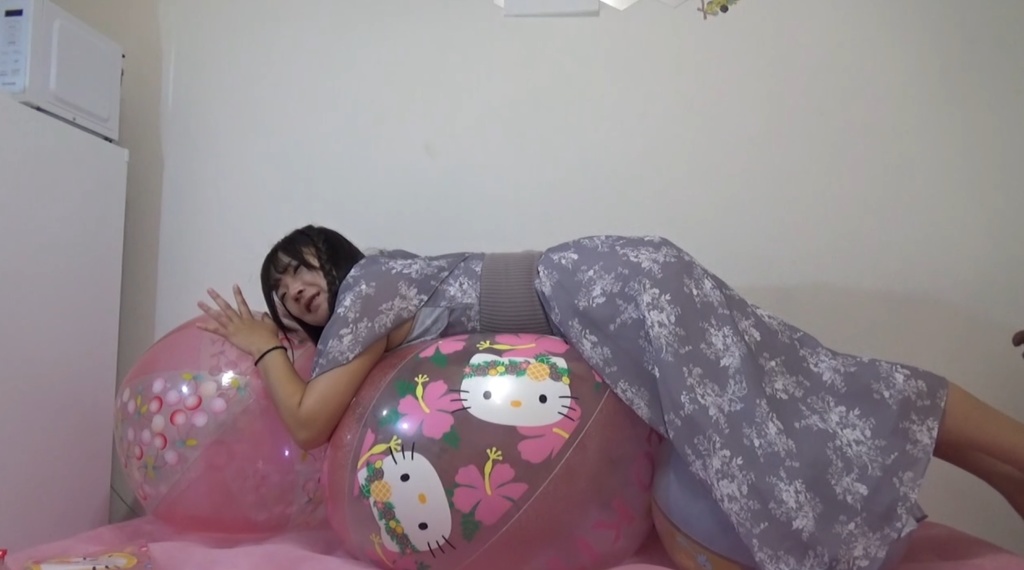 【有名人登場】ななちゃんがビーチボールを膨らまして遊ぶ1
