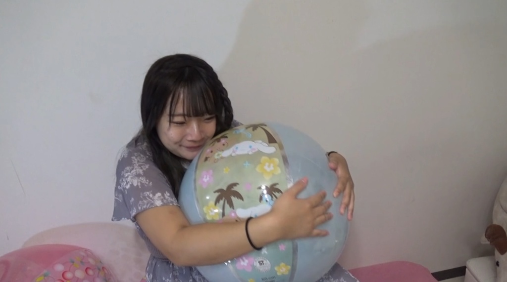 【有名人登場】ななちゃんがビーチボールを膨らまして遊ぶ1