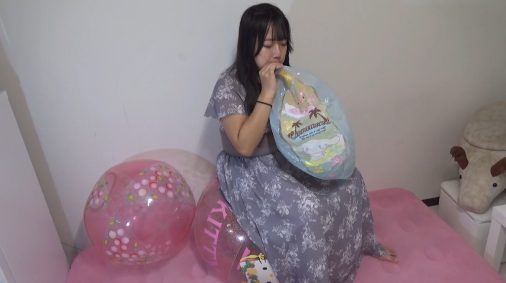 【有名人登場】ななちゃんがビーチボールを膨らまして遊ぶ1
