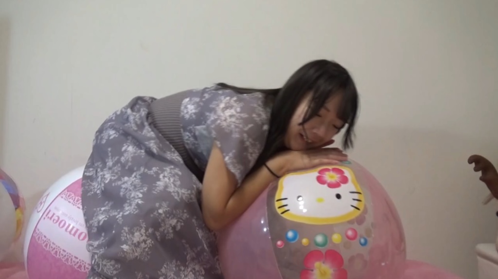 【有名人登場】ななちゃんがビーチボールを膨らまして遊ぶ2