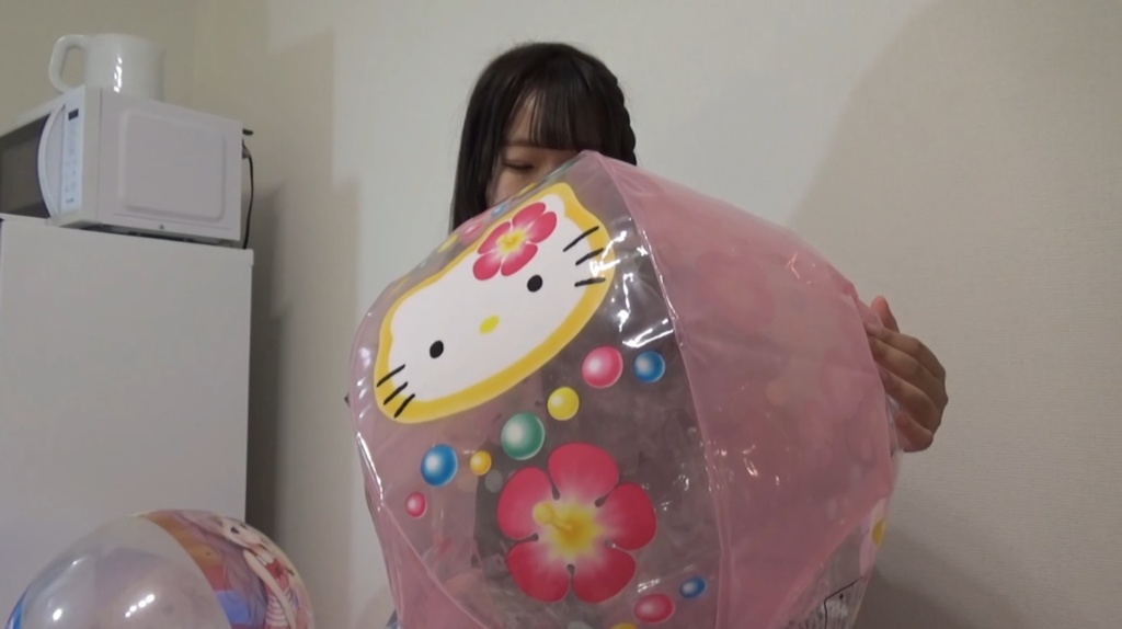【有名人登場】ななちゃんがビーチボールを膨らまして遊ぶ2