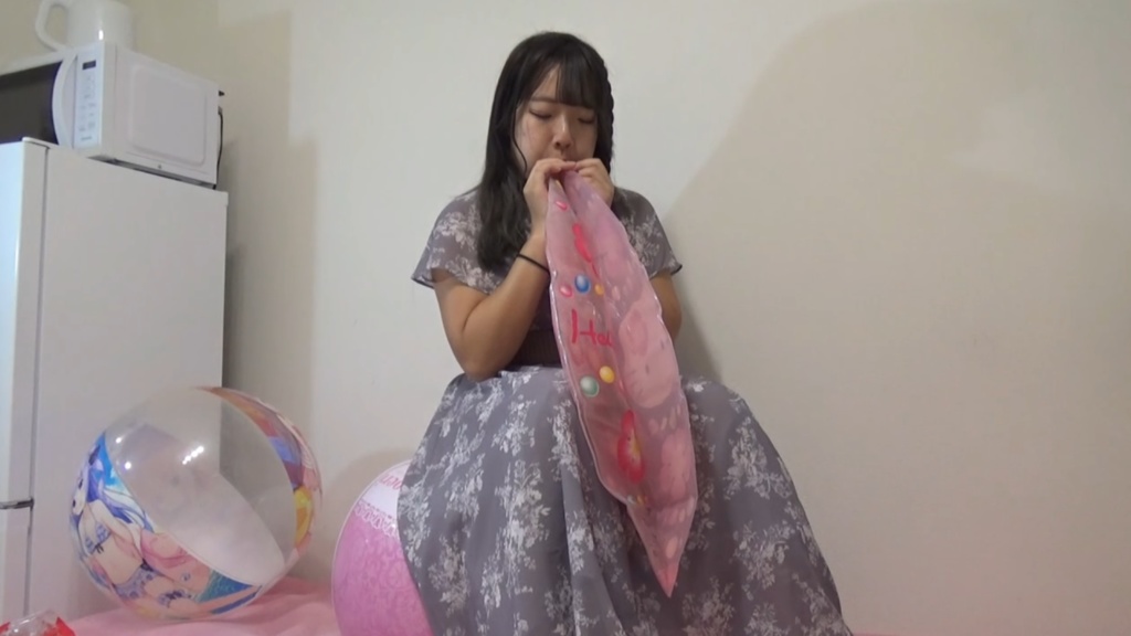 【有名人登場】ななちゃんがビーチボールを膨らまして遊ぶ2