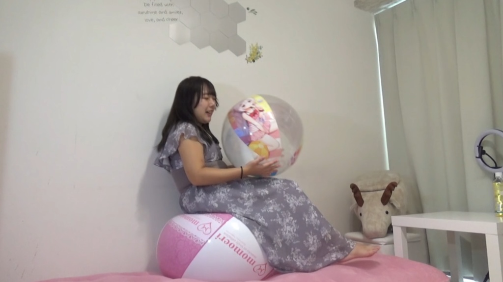 【有名人登場】ななちゃんがビーチボールを膨らまして遊ぶ2