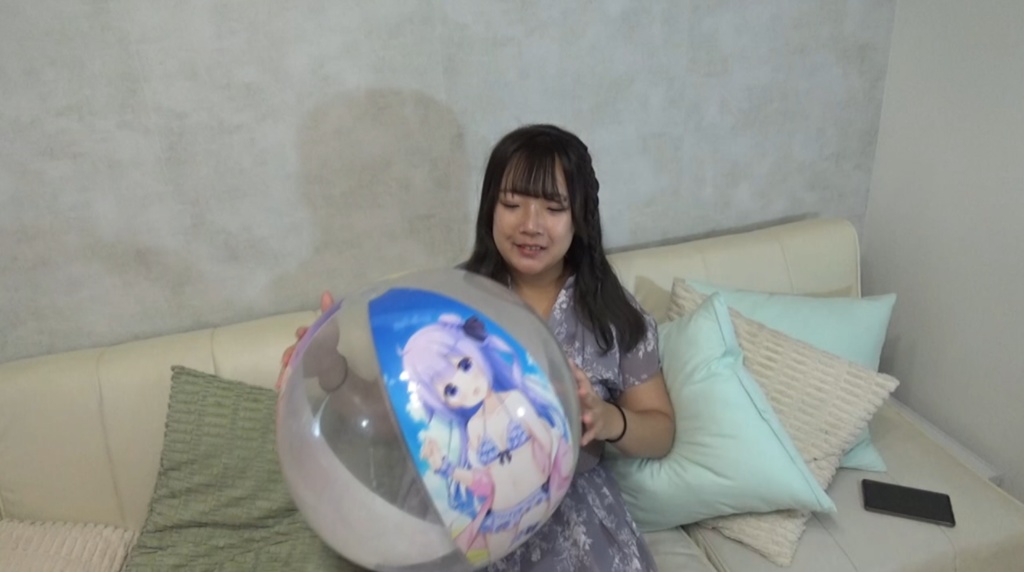 【有名人登場】ななちゃんがビーチボールを膨らまして遊ぶ2