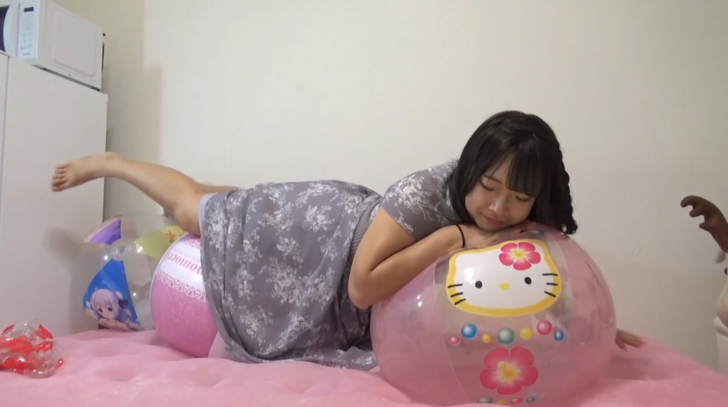 【有名人登場】ななちゃんがビーチボールを膨らまして遊ぶ2