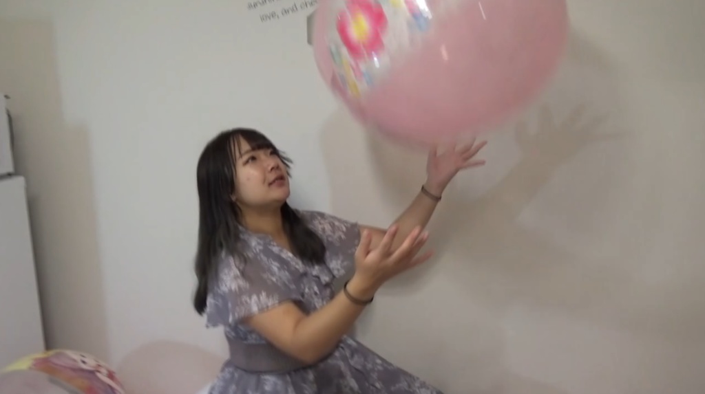 【有名人登場】ななちゃんがビーチボールを膨らまして遊ぶ2