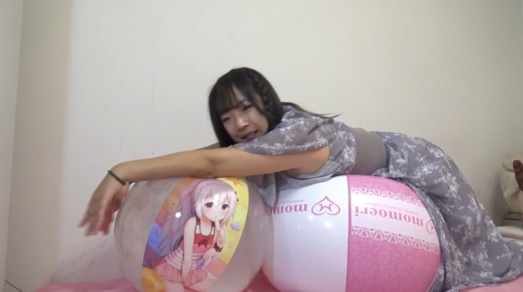 【有名人登場】ななちゃんがビーチボールを膨らまして遊ぶ2