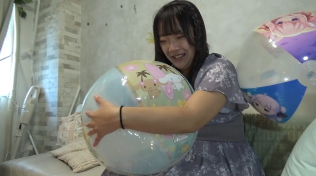 【有名人登場】ななちゃんが撮影で使ったビーチボールの空気を抜いていく3