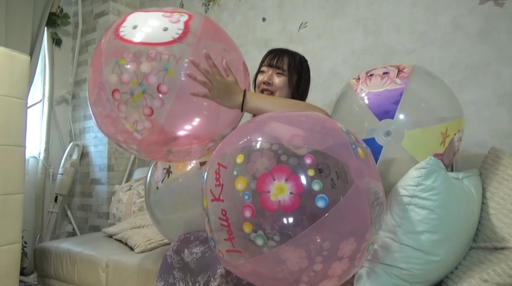 【有名人登場】ななちゃんが撮影で使ったビーチボールの空気を抜いていく3