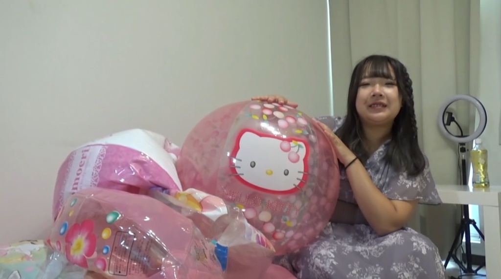 【有名人登場】ななちゃんが撮影で使ったビーチボールの空気を抜いていく3